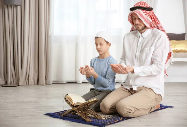 Homme musulman priant avec son fils à la maison — Photo