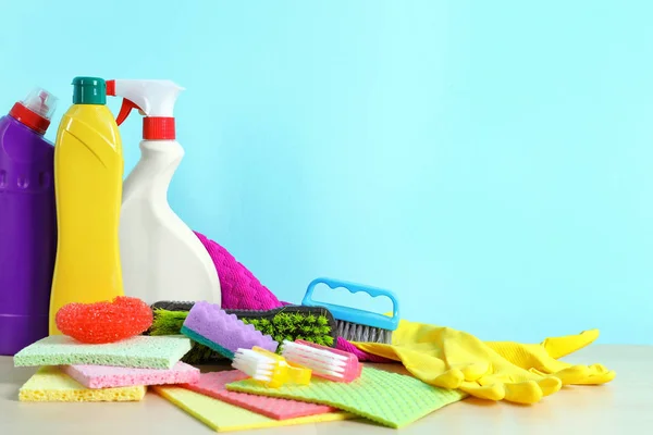 Set schoonmaakmiddelen op tafel — Stockfoto