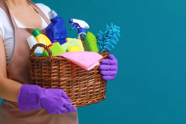Woman holding basket with cleaning supplies — Stock Photo, Image