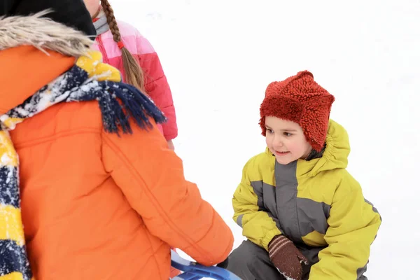 Παιδιά που παίζουν σε χιονισμένο πάρκο για χειμερινές διακοπές — Φωτογραφία Αρχείου