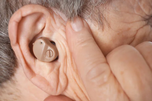 Mulher idosa com aparelho auditivo — Fotografia de Stock