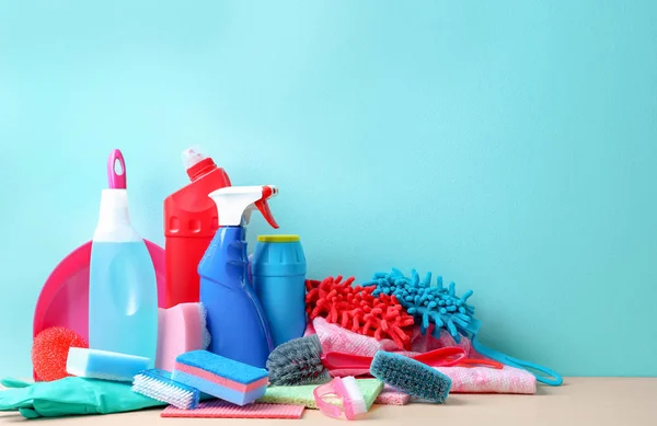 Juego de artículos de limpieza en la mesa — Foto de Stock