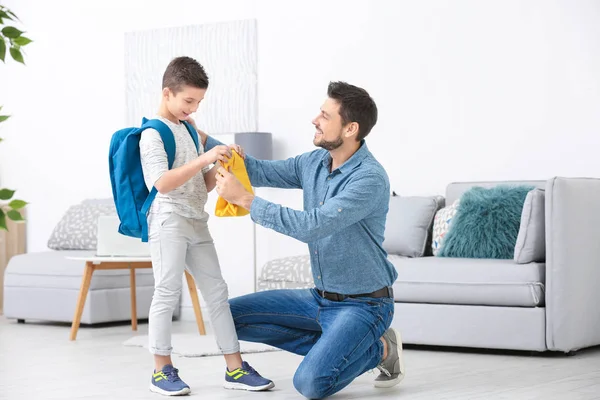 Ung man att hjälpa sin son redo för skolan — Stockfoto