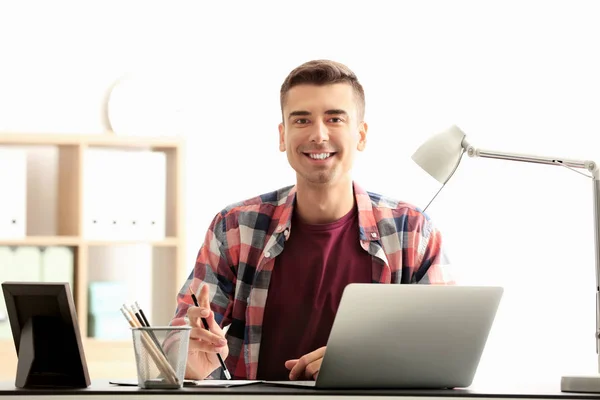 Porträt eines jungen Mannes im Amt — Stockfoto