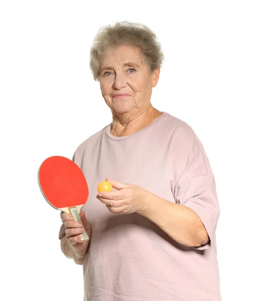Старша жінка грає в настільний теніс на білому тлі — стокове фото