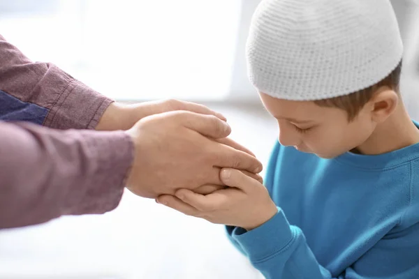 Padre e figlio musulmani che pregano insieme, al chiuso — Foto Stock