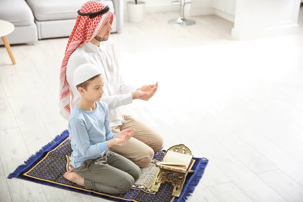 穆斯林男子与儿子在家里祈祷 — 图库照片
