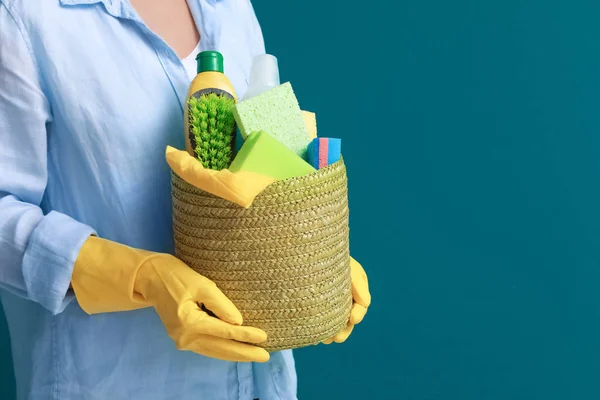 Panier femme avec fournitures de nettoyage — Photo