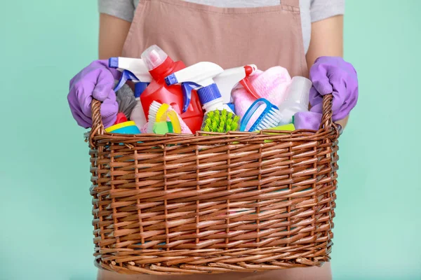 Vrouw met mand met schoonmaakproducten — Stockfoto