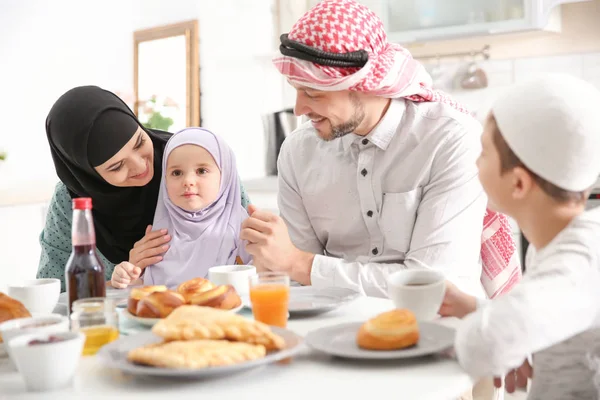 Família muçulmana feliz tomando café da manhã juntos em casa — Fotografia de Stock