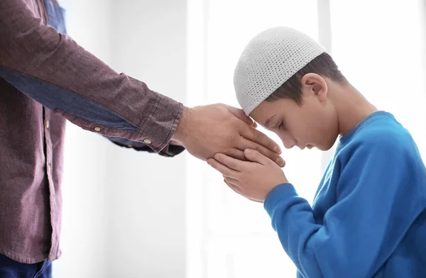 Muslim ayah dan anak berdoa bersama-sama, di dalam ruangan — Stok Foto