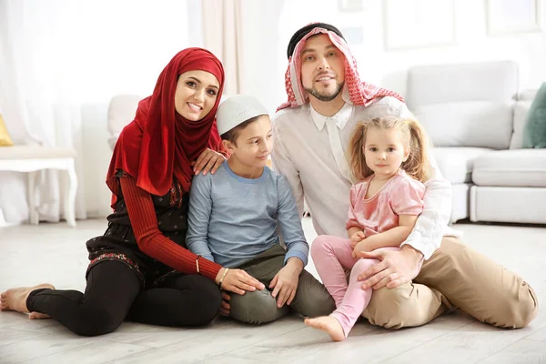 Glückliche muslimische Familie zu Hause — Stockfoto