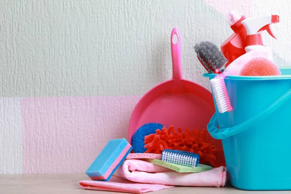 Conjunto de materiais de limpeza na mesa — Fotografia de Stock