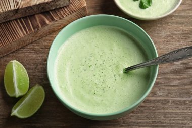 Lezzetli kremalı limon sosu balıklı taco mutfak masasında kase için