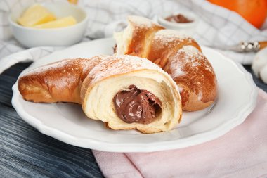 Ahşap masa, tatlı taze lezzetli Hilal ile plaka rulo