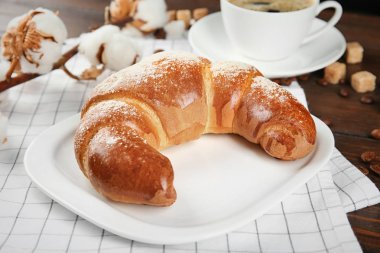 Taze lezzetli Hilal ile plaka rulo masada, portre