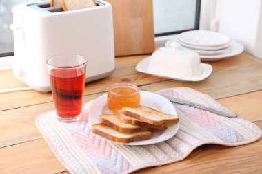 Kızarmış ekmek ve reçel tablo ile plaka