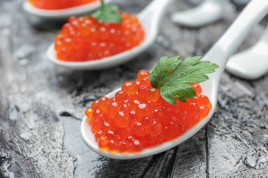 Tablo, closeup lezzetli kırmızı havyar kaşıklarla