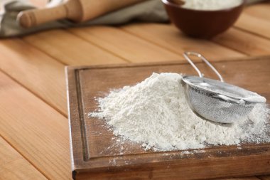 Buğday unu ve ahşap tahta üzerinde elek