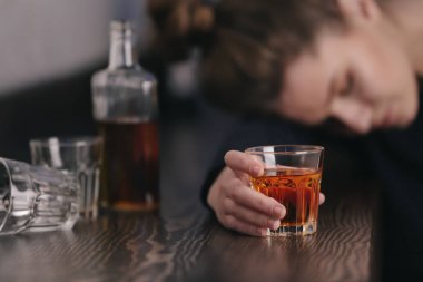 Bardak içki bar, closeup bilinçsiz sarhoş kadınla. Alkolizm sorunu