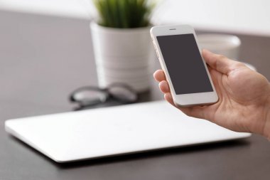 İşyerinde Smartphone kullanan adam