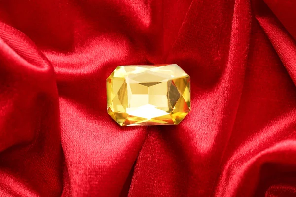Pedra preciosa para jóias em veludo vermelho — Fotografia de Stock