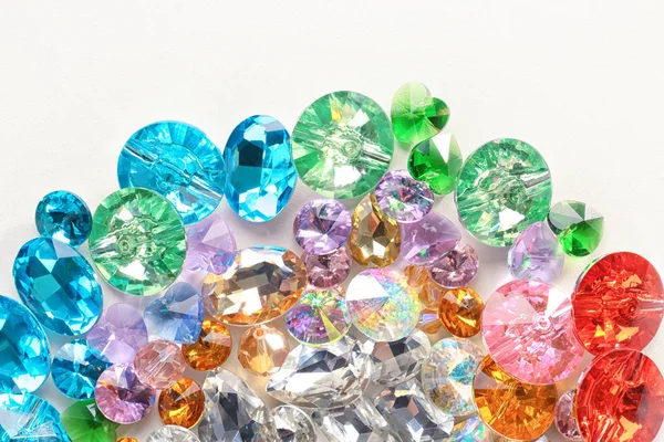 Piedras preciosas de colores para joyas sobre fondo blanco —  Fotos de Stock