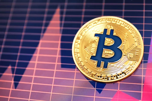 Goldene Bitcoin auf dem Bildschirm mit Diagramm. Finanzhandel — Stockbild Goldene Bitcoin auf dem Bildschirm mit Diagramm. Finanzhandel — Stockfoto