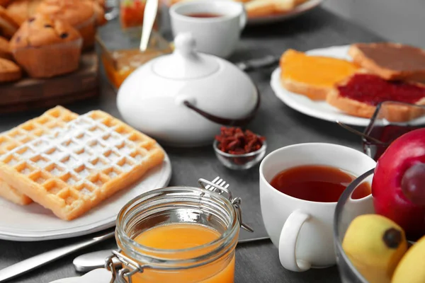 Delicioso desayuno servido en la mesa — Foto de Stock