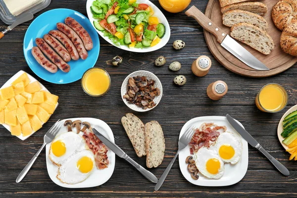 Delicioso desayuno servido en la mesa — Foto de Stock