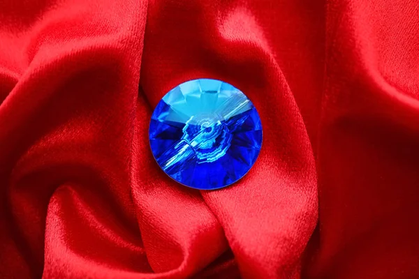 Edelsteen voor juwelen op rood fluweel — Stockfoto