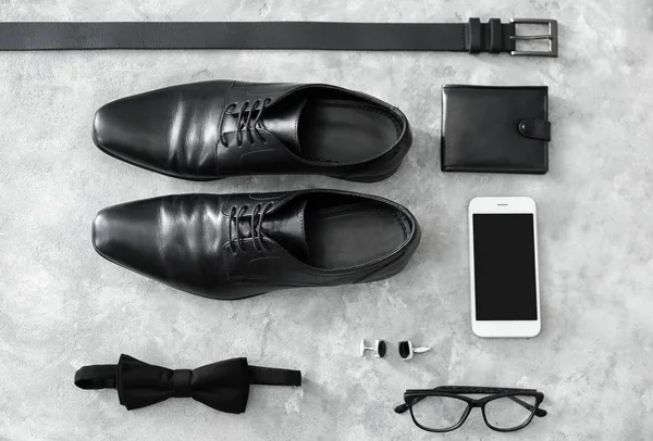 Composizione con eleganti scarpe da uomo su sfondo grigio — Foto Stock