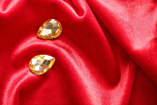 Pedras preciosas para jóias em veludo vermelho — Fotografia de Stock