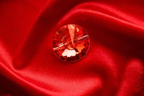 Piedra preciosa para joyas en terciopelo rojo —  Fotos de Stock