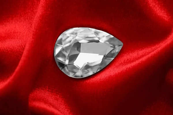 Piedra preciosa para joyas en terciopelo rojo — Foto de Stock