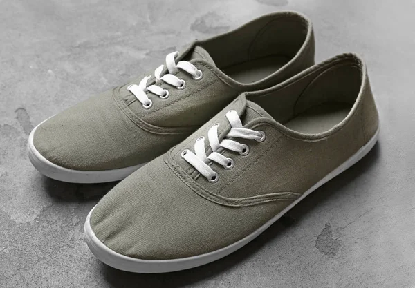 Chaussures masculines élégantes sur fond gris — Photo