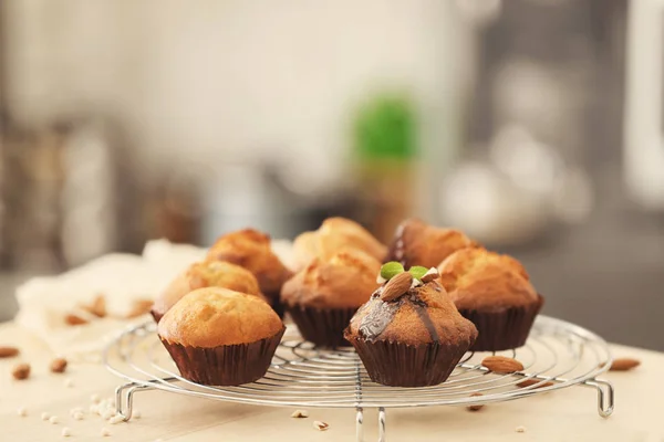 Hűtő állvány, ízletes cupcakes a táblázat — Stock Fotó