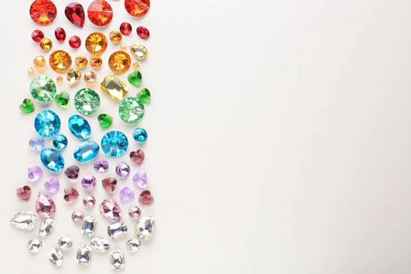 Färgstarka ädelstenar för smycken på vit bakgrund — Stockfoto