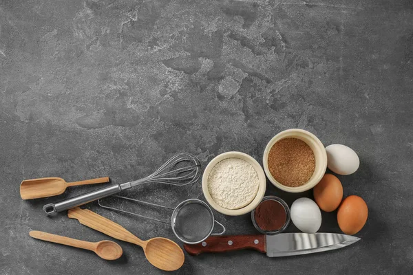 Ensemble d'ustensiles de cuisine avec des produits sur fond gris. Cours de maître de cuisine — Photo