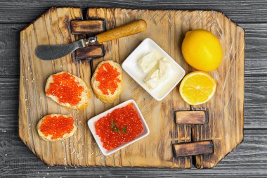 Kırmızı havyar ve ahşap zemin üzerine lezzetli sandviçler kompozisyonu