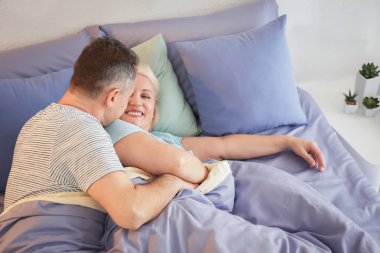 Üst düzey çift yatakta birlikte