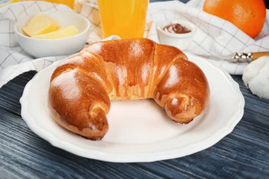 Taze lezzetli Hilal ile plaka rulo üzerinde ahşap masa