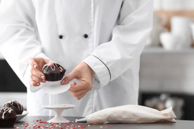 Lezzetli kek masada hizmet veren aşçı