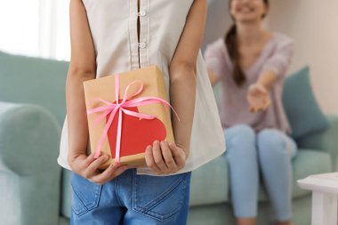 Sevimli küçük kız anne onun arkasından için mevcut gizleme