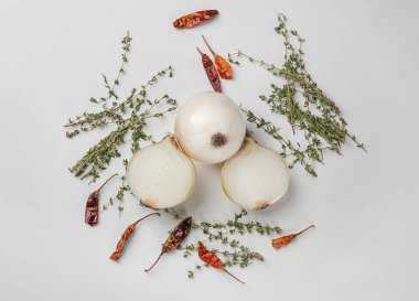 Beyaz arka plan üzerinde taze soğan ile kompozisyon