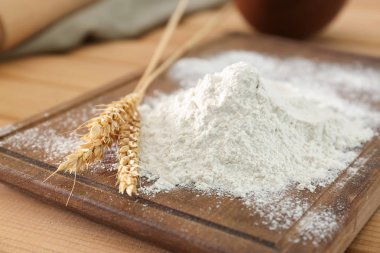 Buğday unu ve ahşap masa, closeup üzerinde sivri