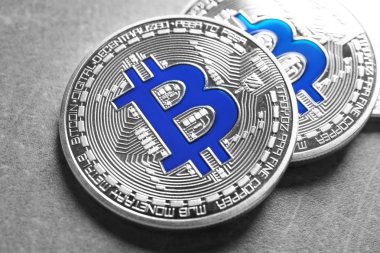 Gri arka plan üzerinde gümüş bitcoins. Finans ticaret