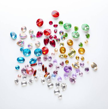 Renkli değerli taşlar beyaz zemin üzerine kuyumculuk için bileşimi