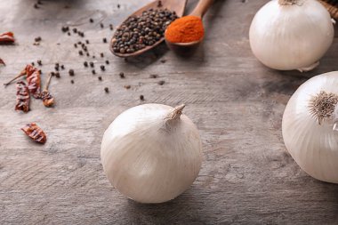 Ahşap masa, closeup üzerinde olgunlaşmış soğan