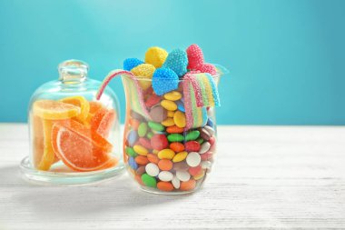 Cam masa renk arka plan üzerinde farklı şeker ile